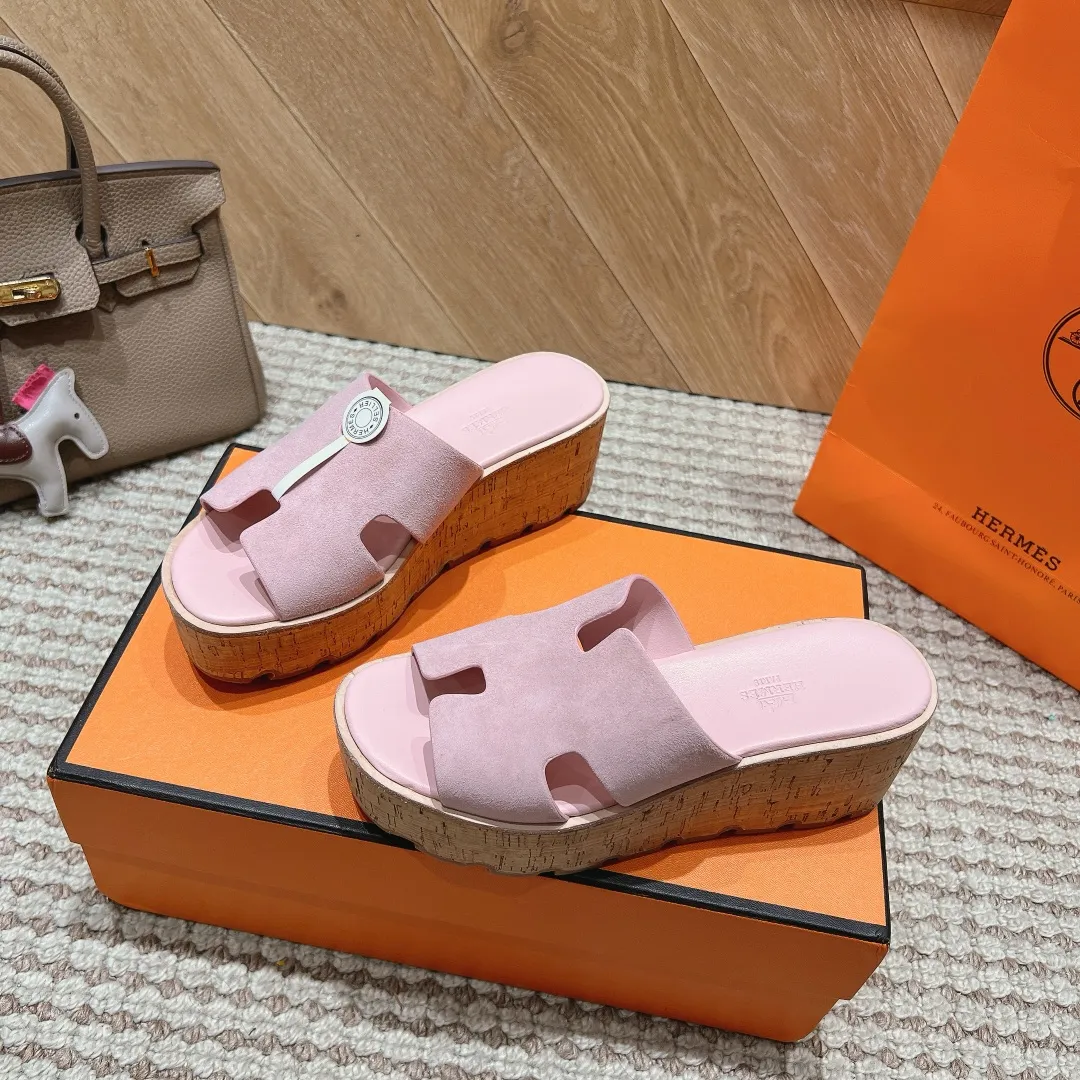 👟👟Ex-factory price 540👟👟 High version of the 2024 spring and summer new HERMES Hermès counter new style. The wedge-heeled Erjiu sandals and slippers, which have been extremely popular recently, are paired with various colorful socks. They are very trendy. Upper: cowhide. Outsole: technological imitation wood sole. Heel height: about 7cm. Size: Female 35-41 (40/41 non-refundable and non-exchangeable)